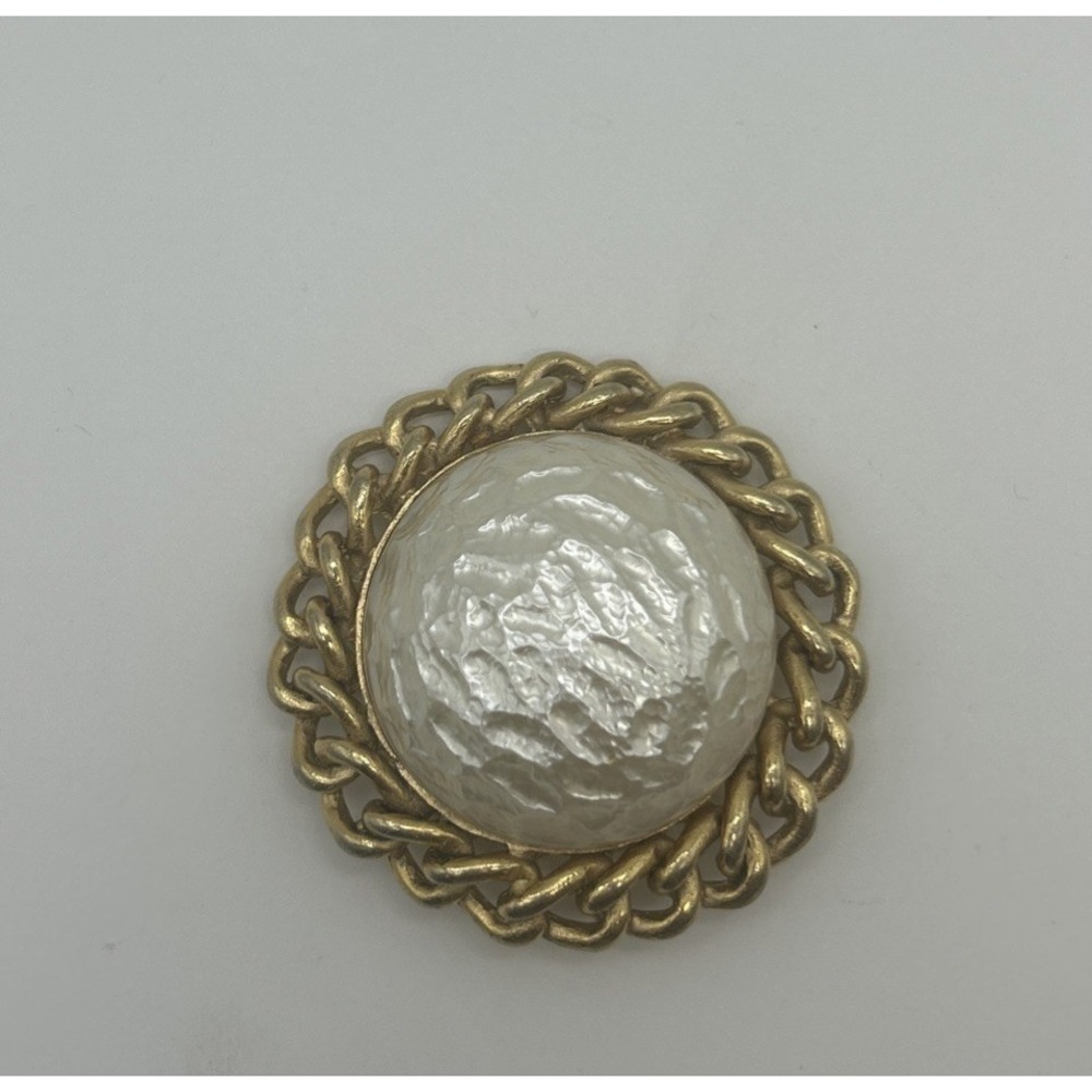 VTG Sarah Coventry Baroque Goddess Faux Pearl Round Brooch 2" Gold Tone MCM